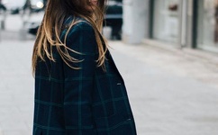 抱着边走边撞水流了一地的水